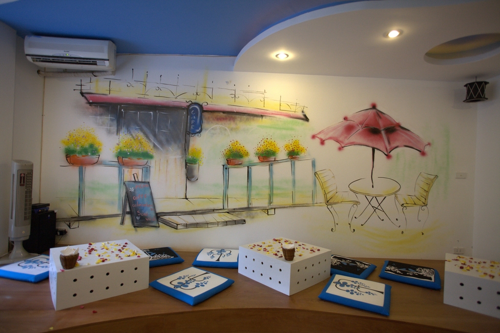 Vẽ tranh tường quán café với họa tiết dễ thương