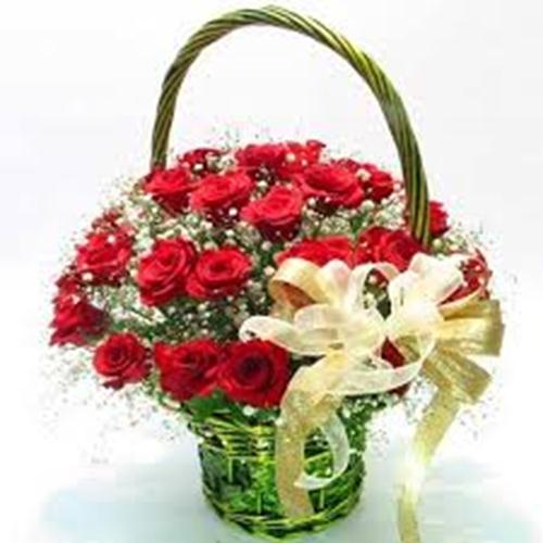 Những bông hoa hồng đỏ tươi sáng được sắp đặt một cách hoàn hảo trong bức ảnh lãng hoa hồng. Một món quà tuyệt vời để gửi đến người yêu thương.