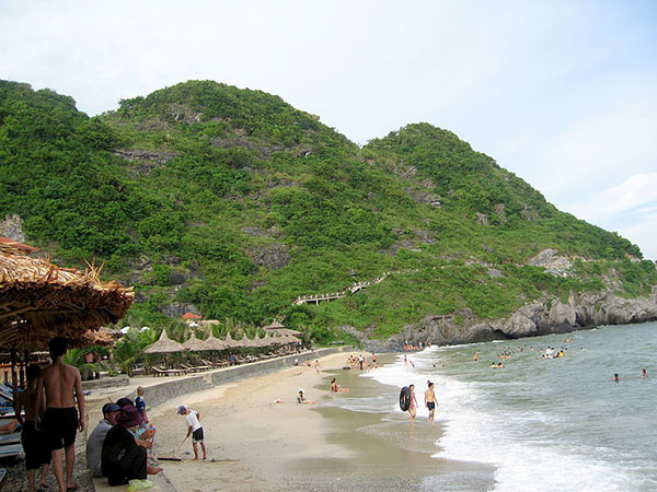 Bãi biển ở Quần đảo Cát Bà Quảng Ninh
