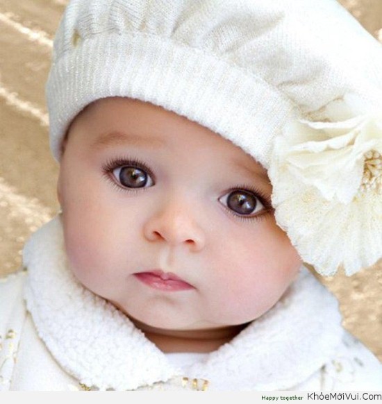 Hãy chiêm ngưỡng hình ảnh em bé gái sơ sinh tuyệt đẹp này! Đôi mắt tròn xoe, má phúng phính cùng làn da mịn màng, bé gái này sẽ khiến trái tim bạn tan chảy trước vẻ đáng yêu của mình.