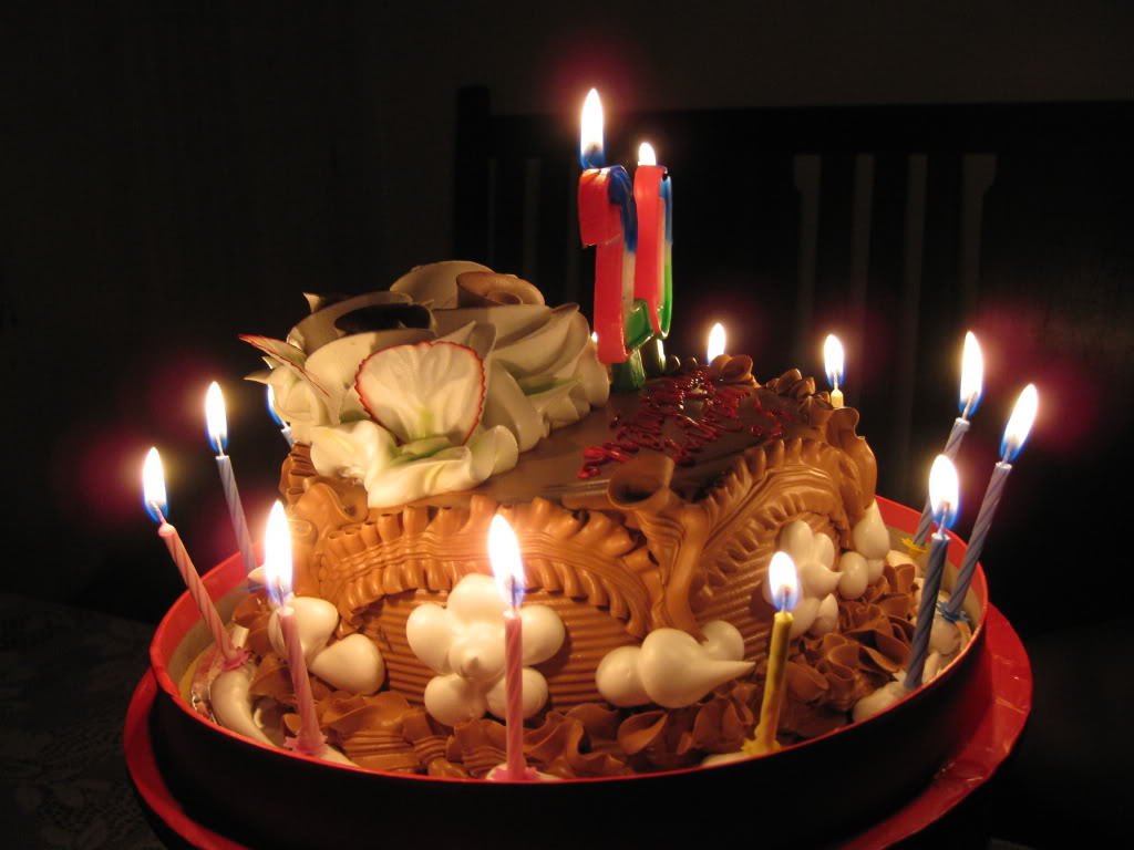 Món bánh kem sinh nhật sẽ mang lại cho bữa tiệc sinh nhật một hương vị ngọt ngào và tuyệt vời. Hãy xem hình ảnh bánh kem sinh nhật đẹp mắt này để hạn chế sự mê hoặc của món ăn thơm ngon này.