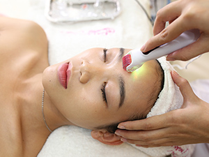 Sử dụng phương pháp lăn kim trị sẹo lõm để trẻ hóa làn da - hình ảnh