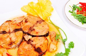 Kho cá ngừ với thơm - hình ảnh
