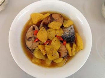 Nấu món cá ngừ kho thơm - hình ảnh