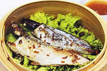 Cá nục hấp cuốn bánh tráng - hình ảnh