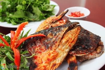 Đầu cá hồi nướng muối ớt - hình ảnh