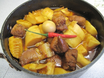Món thịt kho măng chua đậm đà hương vị quê hương - hình ảnh