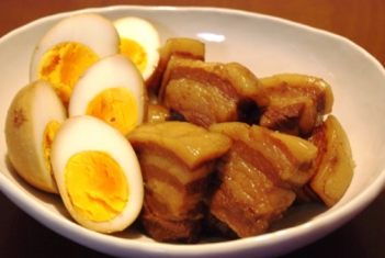 Cách kho thịt kho tàu trứng dân giã, ngon miệng - hình ảnh
