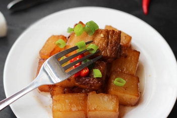 Hướng dẫn cách làm thịt heo kho củ cải ngon - hình ảnh