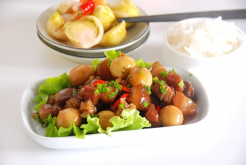 Cách nấu món thịt kho trứng cút thật dễ - hình ảnh