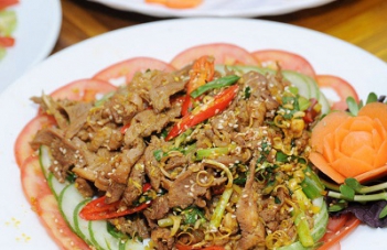 Món ăn đặc sản: thịt lợn mán xào sả ớt - hình ảnh