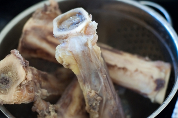 Cách hầm xương bò nấu phở thơm ngon - hình ảnh