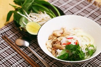 Cách nấu phở gà trộn cực ngon và hấp dẫn - hình ảnh