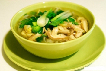 Cách nấu phở nhanh với thịt gà - hình ảnh