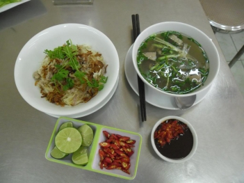 Học cách nấu phở khô Gia Lai hai tô đặc biệt - hình ảnh