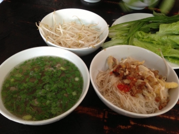 Hướng dẫn cách nấu phở khô gà trộn hấp dẫn người ăn - hình ảnh