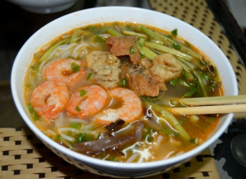 Cách nấu phở tôm đậm đà hương vị - hình ảnh