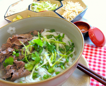 Cách nấu phở bò tái ngon cho bữa tối nhẹ nhàng - hình ảnh