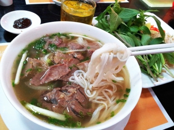 Cách nấu phở bò ngon đơn giản cho bữa ăn tối - hình ảnh
