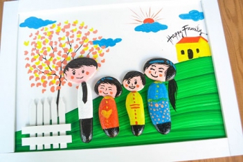Cô gái đáng yêu vẽ tranh bằng sỏi đá - hình ảnh