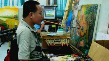 Nghị lực phi thường của người đàn ông vẽ tranh bằng miệng - hình ảnh