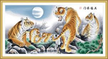 Ý nghĩa của việc treo tranh thêu chữ thập Ngũ Hổ - hình ảnh