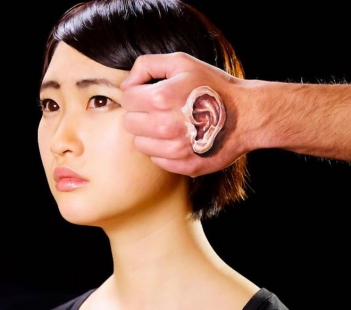 Tài năng vẽ tranh cơ thể siêu sống động của nữ 9X - hình ảnh