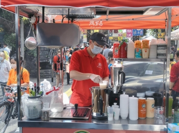 So sánh máy dập nắp bằng tay và máy tự động - hình ảnh