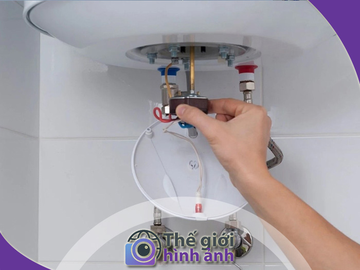 bình nóng lạnh bị rò rỉ nước